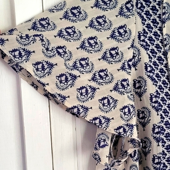 ROSE & OLIVE Blue & Ivory Floral Pintuck Flutter Sleeve - Picture 7 of 7